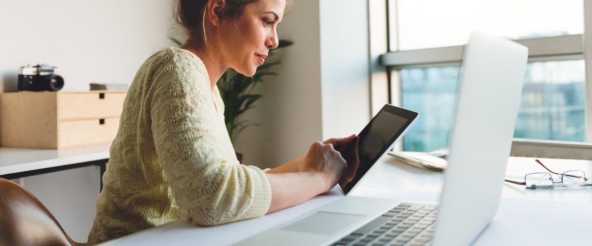 Mujer utilizando una tablet 