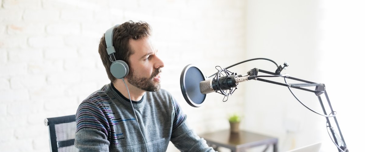 Hombre grabando un podcats