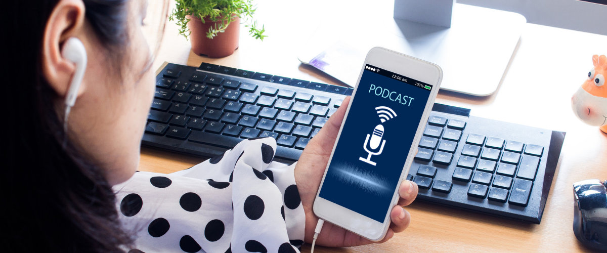 Mujer escuchando un Podcast