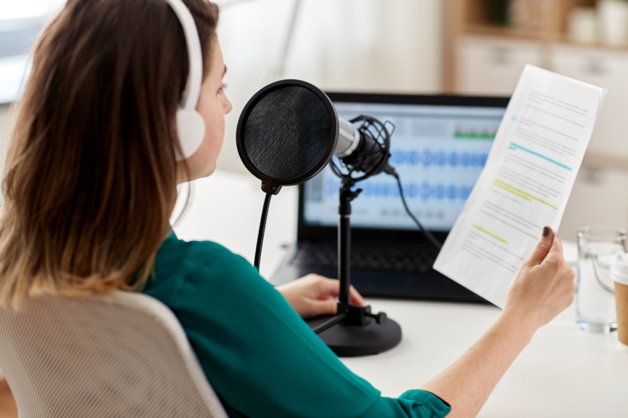 Una mujer repasa el guion de su podcast