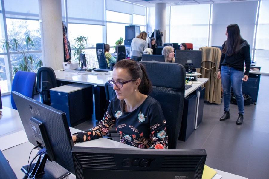 Mujeres en el sector digital trabajan en equipo