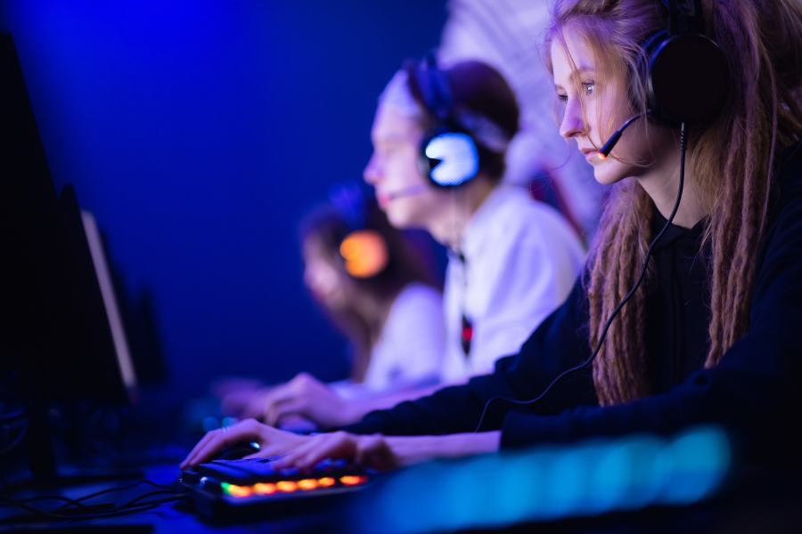 Varios componentes de un equipo de e-sports