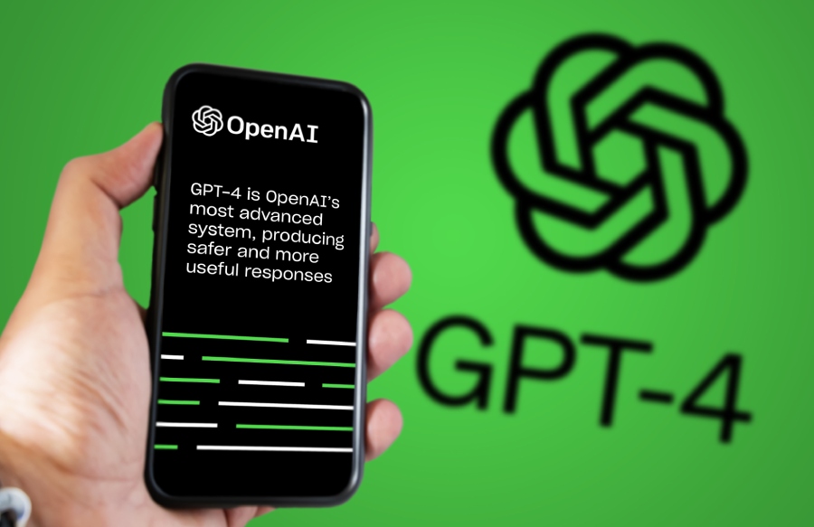 Una mano sostiene un móvil en cuya pantalla se describe qué es GPT-4
