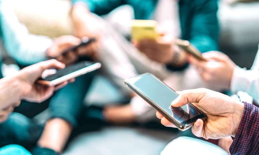 Usuarios utilizan sus teléfonos móviles