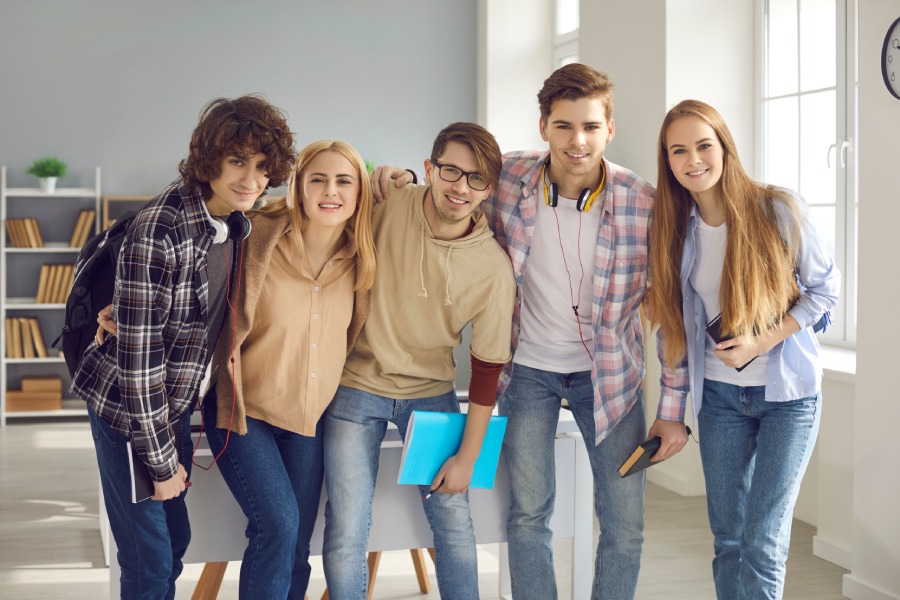 Un grupo de alumnos posa sonriente