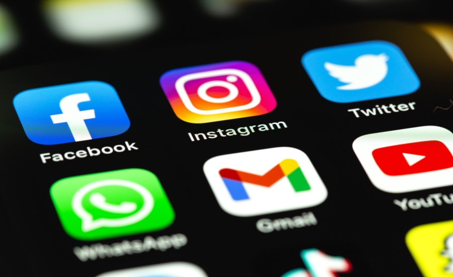Pantalla de smartphone con el icono de varias aplicaciones de redes sociales