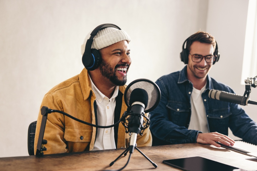 Presentadores de podcast preparan su programa