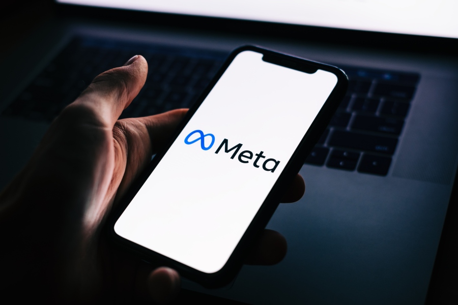 Móvil con icono de Meta 