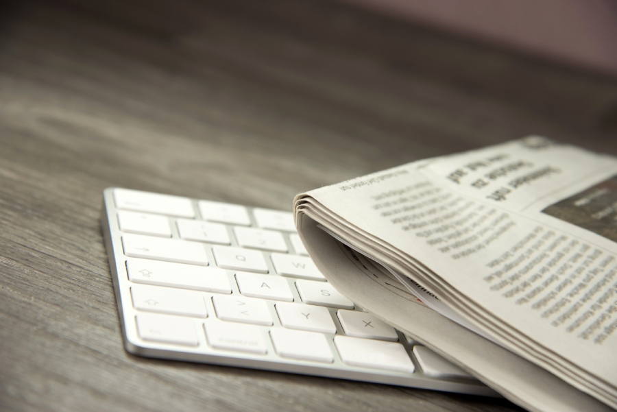 Periódico sobre teclado.