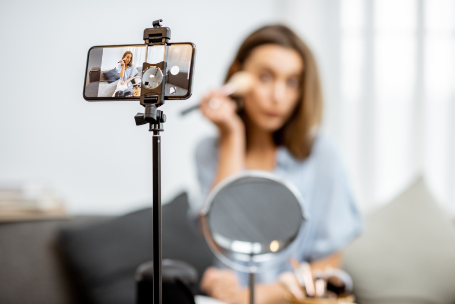 Influencer de belleza graba un video maquillándose